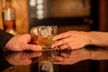 既婚女性が“苦しい恋”に落ちたときの心の整え方──罪悪感とときめきのあいだで揺れる心へ